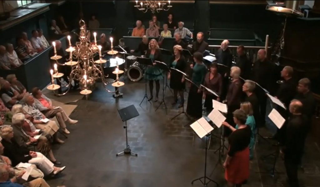 Zestien Wad zingt in juni 2009 lichte muziek in de kerk van Vlieland.