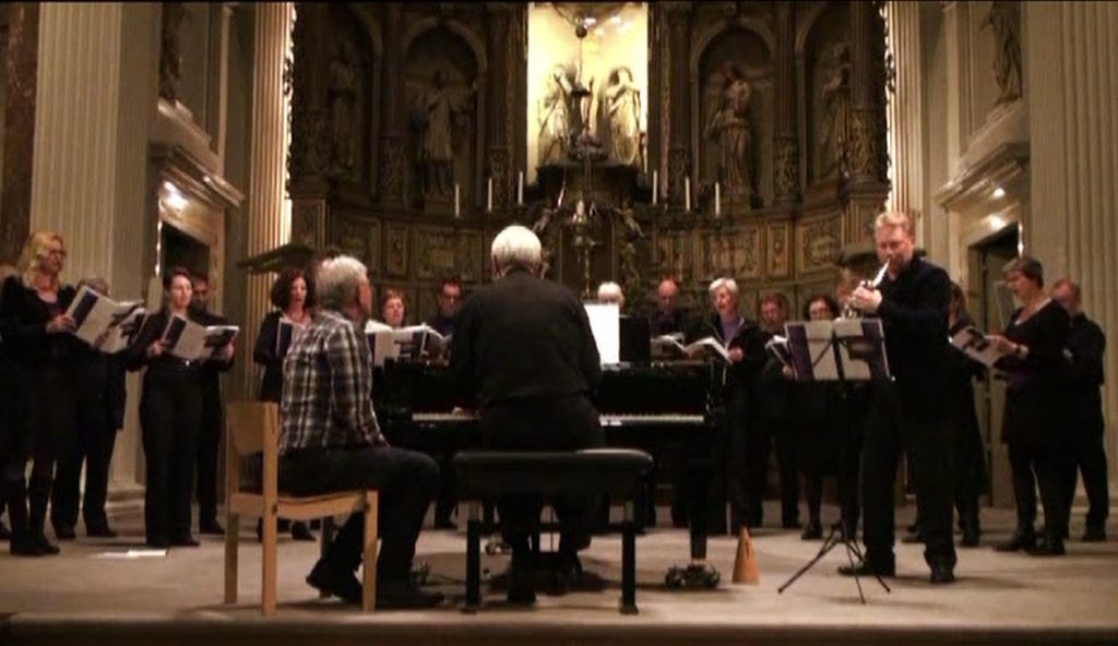 Zestien Wad zingt en componist Erik Peeters speelt onder leiding van Wim van Herk 'Darling Lavender' in de kerk van Franciscus Xaverius in Amersfoort.